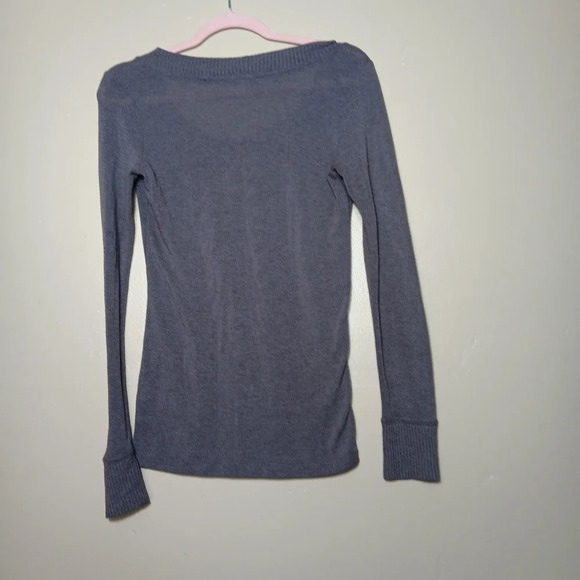 Active basic grey longsleeve shirt with round neckline size small - Picture 5 of 5